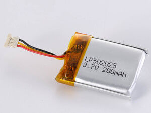 LP502025 200MAH بطارية بوليمر الليثيوم الصديقة للبيئة 12 شهراً 3.7 فولت و 150-200 واط/كيلوغرام كثافة الطاقة